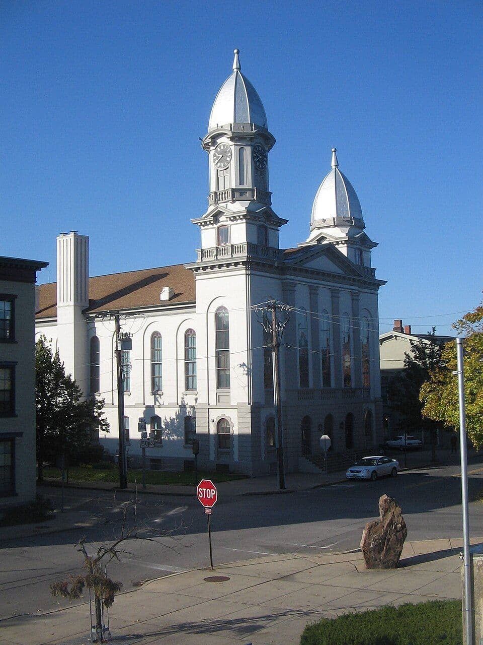 Photo: Ruhrfisch (CC BY-SA) via Wikimedia Commons: https://commons.wikimedia.org/wiki/File:Clinton_County_Pennsylvania_Courthouse.JPG